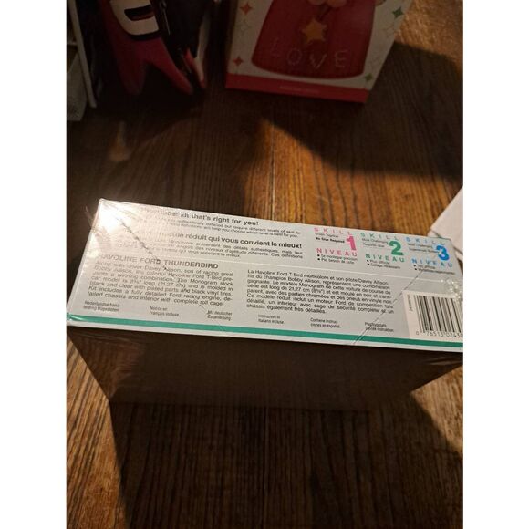 Vintage 1991 Monogram Davy Allison Ford Thunderbird NASCAR Model Race Car Kit - Picture 2 of 5